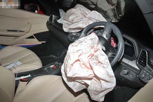 400万法拉利为避让小动物撞向路边石井导致车身严重受损