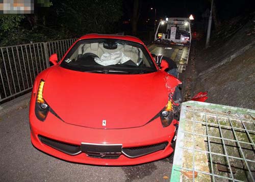 400万法拉利为避让小动物撞向路边石井导致车身严重受损