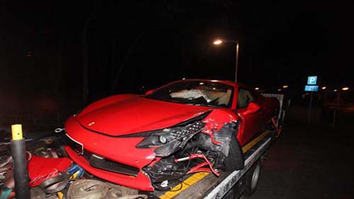 400万法拉利为避让小动物撞向路边石井导致车身严重受损