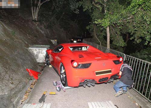 400万法拉利为避让小动物撞向路边石井导致车身严重受损