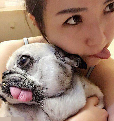 汪星人的眼神里充满了鄙视，二货主人伤不起