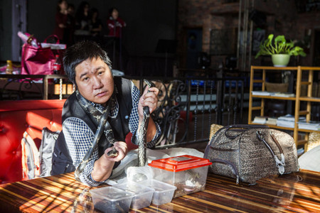 长春男子酷爱“毒宠” 被咬上百次险丧命