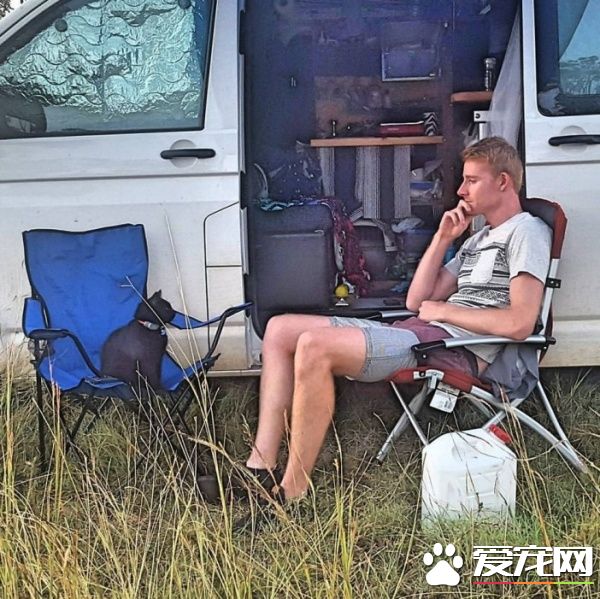 为了爱猫不惜辞去工作卖掉家当的男人