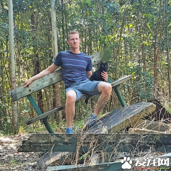 为了爱猫不惜辞去工作卖掉家当的男人