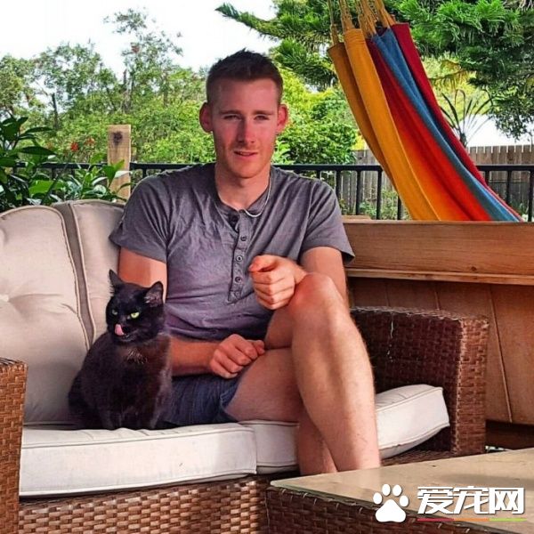 为了爱猫不惜辞去工作卖掉家当的男人