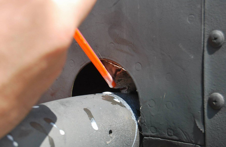 有爱的美军士兵拆开直升机外壳救出被困小猫