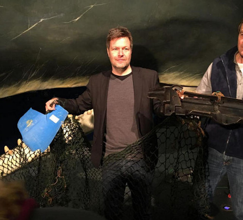 男子海滩发现众人围观  仔细一看竟让人不忍直视