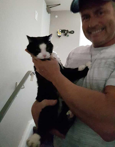 他独自一人冒着生命危险 照顾被遗弃的宠物