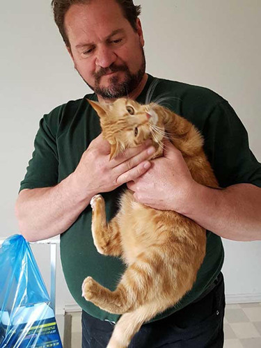 他独自一人冒着生命危险 照顾被遗弃的宠物