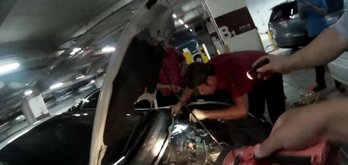 车子传出凄厉猫叫 消防员喷高压空气引出小猫