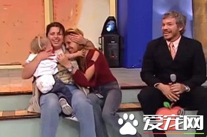 狮子上节目竟扑咬女童 众人吓到目瞪口呆