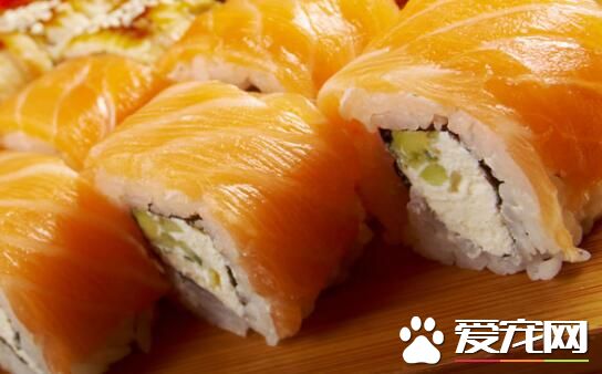 三文鱼寿司是生的吗 三文鱼寿司的热量是多少