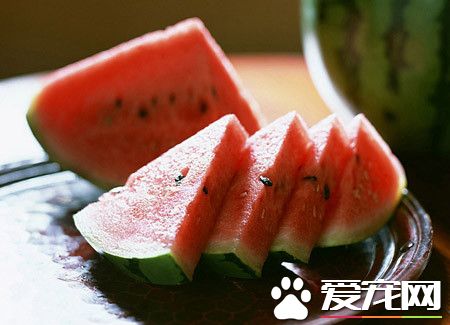 西瓜中间裂开能吃吗 西瓜中间的裂缝是怎么形成的