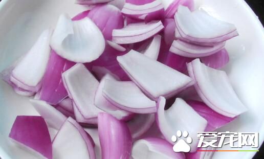 洋葱放脚底有什么作用 洋葱放脚底怎么治感冒