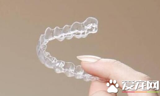 隐形牙套和钢丝牙套哪个效果好 隐形牙套有什么优势