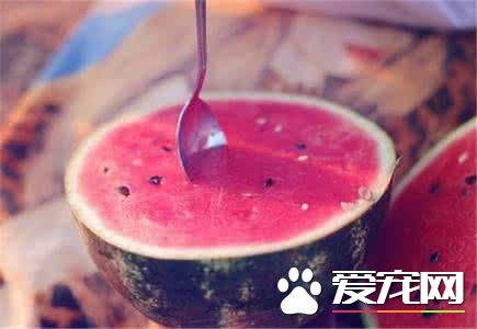 西瓜中间裂开能吃吗 西瓜中间的裂缝是怎么形成的