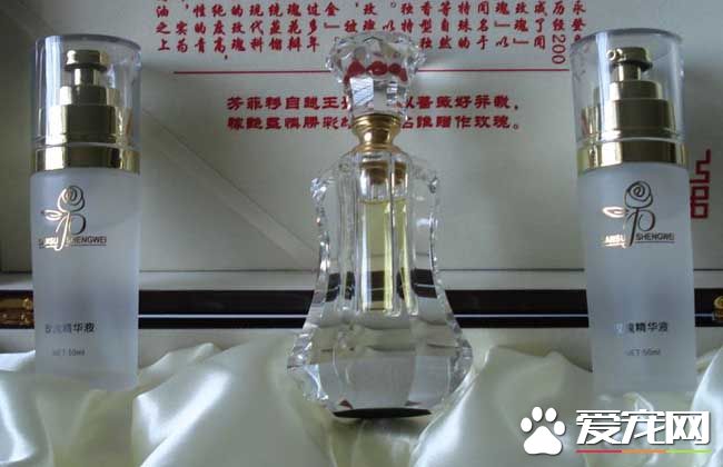 玫瑰精油的功效与作用 玫瑰精油的使用方法和禁忌