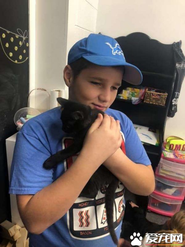 难忘的圣诞礼物! 爱猫男孩收到妈妈准备的惊喜