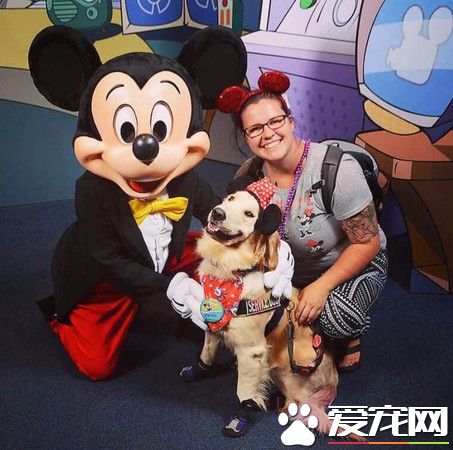 美国一商场日前爆发冲突 女儿摸狗遭拒妈暴怒