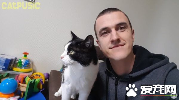 和爱猫自拍合照失败?白俄罗斯猫奴分享合照妙招