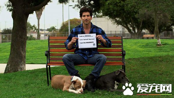 银幕上的粗犷硬汉 私下却是位强悍又爱动物的真男人