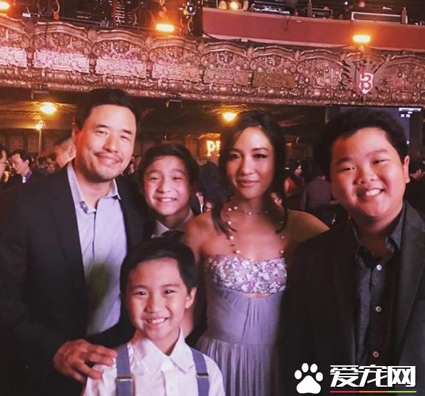 疯狂亚洲富豪女主 银幕上强势私下却是十足兔奴