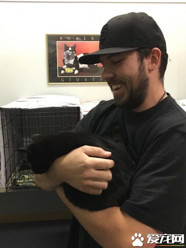 男孩大火中和爱猫失散 向圣诞爷爷许愿要牵引绳