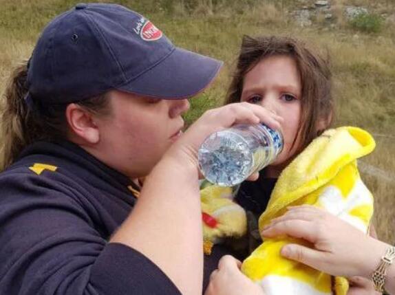 丛林里守护三岁女孩平安 耳聋失明汪获警方称赞