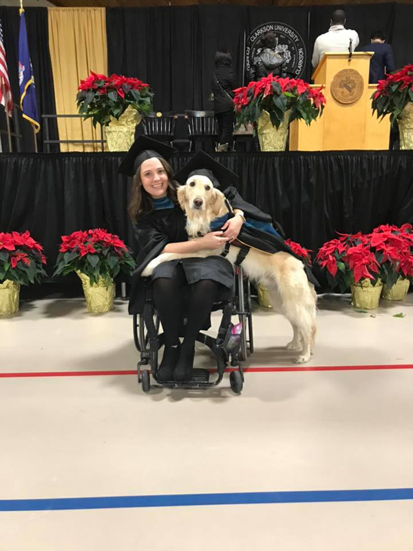 4岁忠心服务犬无私陪伴主人 克拉克森大学为它颁发荣誉证书