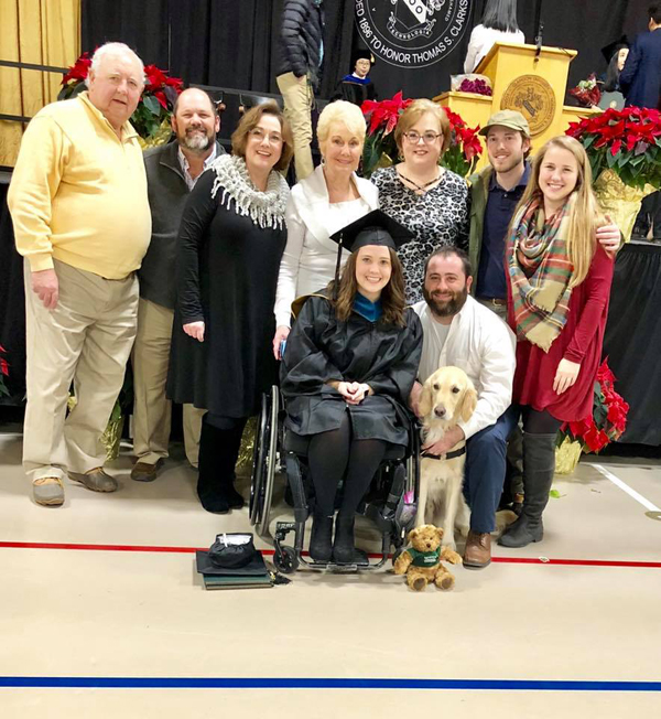 4岁忠心服务犬无私陪伴主人 克拉克森大学为它颁发荣誉证书