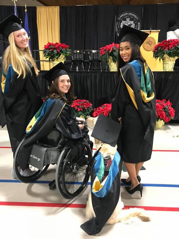 4岁忠心服务犬无私陪伴主人 克拉克森大学为它颁发荣誉证书