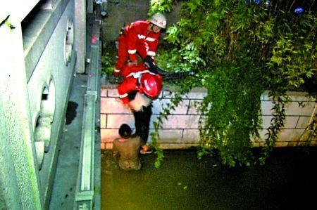消防队员将男子和狗救上