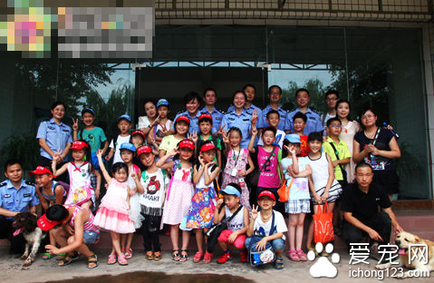 小朋友与警犬“亲密接触” 史宾格犬28秒搜爆惊呆孩子