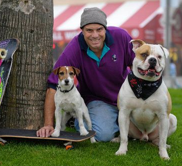 男子为寻回爱犬熊熊改行开出租 因方便出入各个小区