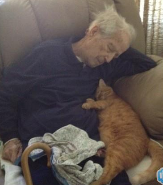一百岁的爷爷，和他17岁的猫