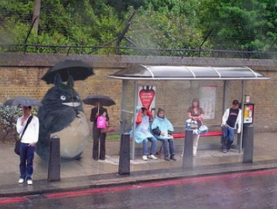 神龙猫也在等车啊