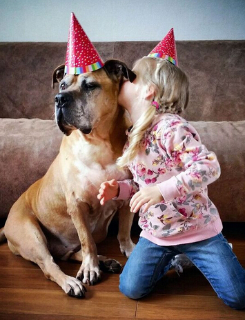 父亲拍下女儿与狗狗亲密瞬间照片 网友：好暖心