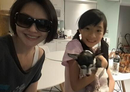 小S以身作则教女儿救狗 被赞“好妈妈”