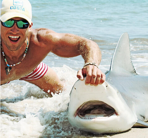 男子徒手抓鲨鱼后放生 呼吁人们保护鲨