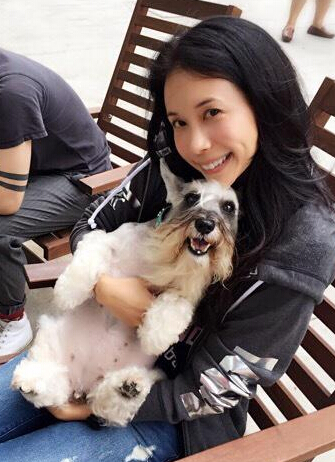 莫文蔚怀抱小狗晒汪星人合影 笑容迷人