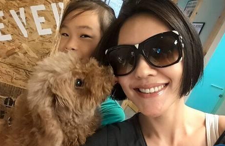 小S以身作则教女儿救狗 被赞“好妈妈”