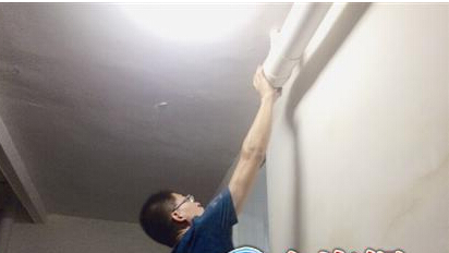 幼猫被困排水孔 热心学生爬高营救