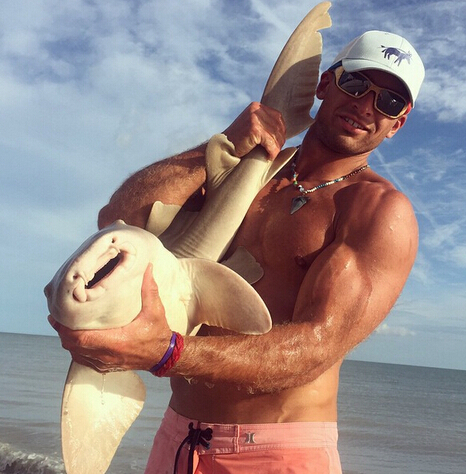 男子徒手抓鲨鱼后放生 呼吁人们保护鲨