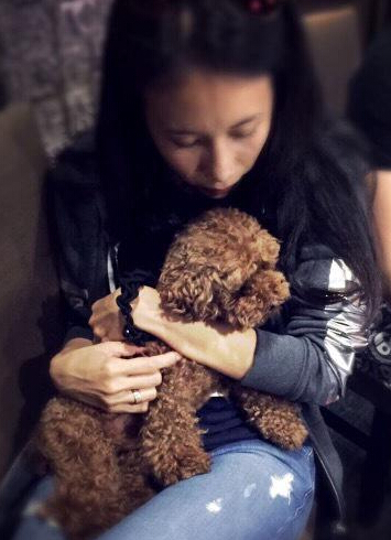 莫文蔚怀抱小狗晒汪星人合影 笑容迷人