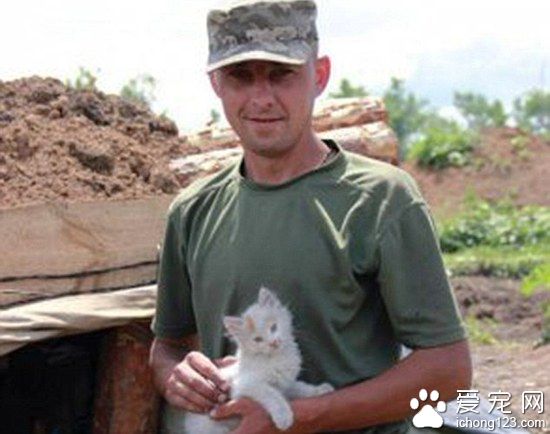 战火中的小天使 乌克兰士兵秀出战地宠物