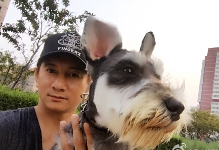 吴奇隆晒与小笼包合照 学爱犬趴地毯上搞怪