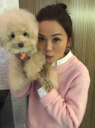 莫文蔚怀抱小狗晒汪星人合影 笑容迷人