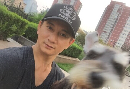 吴奇隆晒与小笼包合照 学爱犬趴地毯上搞怪