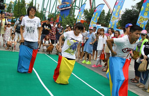 成都欢乐谷举行宠物狂欢party 狗狗撒欢日 