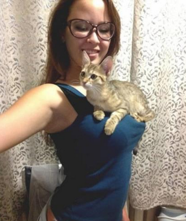 现在的妹子不但能托饮料，还能托猫